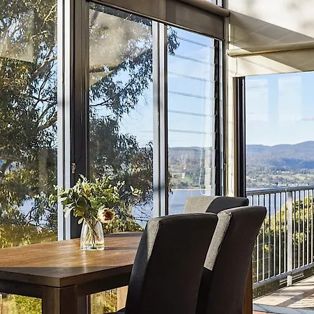 Tamar Valley Treetop Retreat With River Views Grindelwald Exterior photo