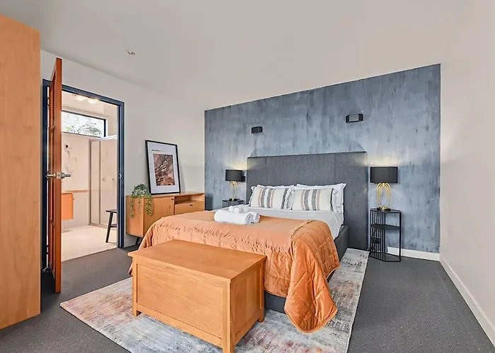 Tamar Valley Treetop Retreat With River Views