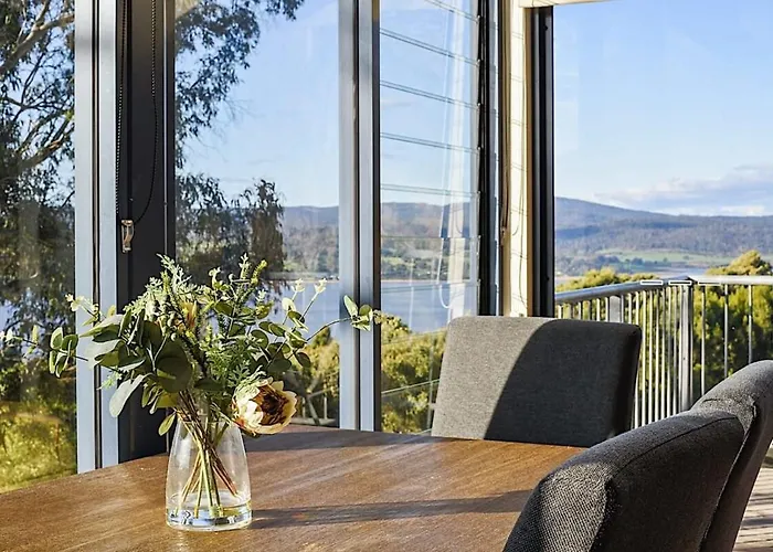 Tamar Valley Treetop Retreat With River Views