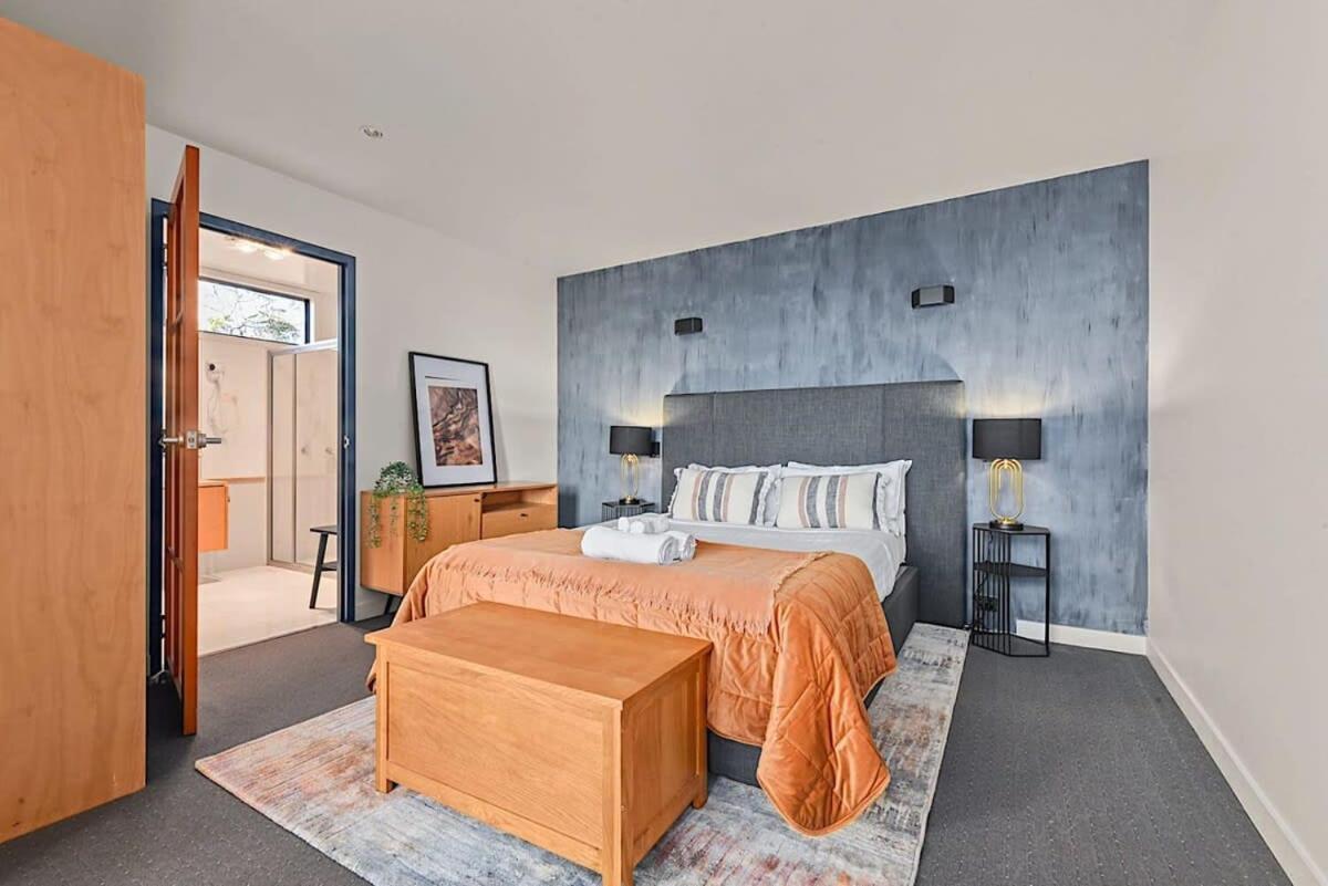 Tamar Valley Treetop Retreat With River Views *
