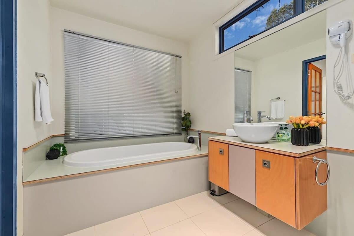 Tamar Valley Treetop Retreat With River Views Apartment *